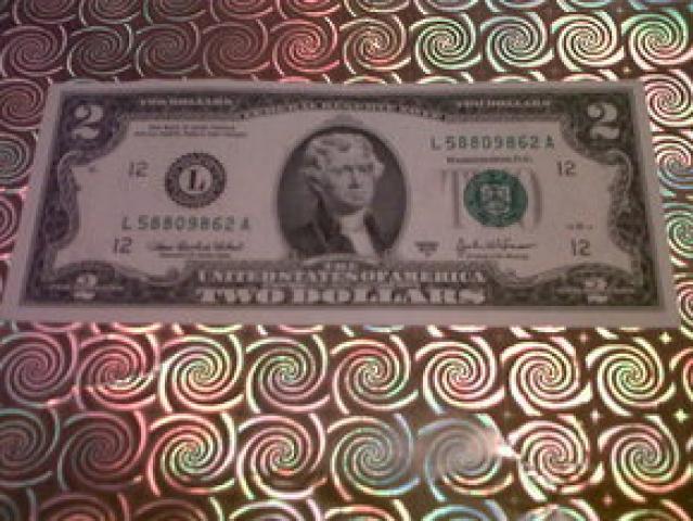 Daiktas 2 doleriu banknotas 1976m. Jis laikomas sekmes talismanu