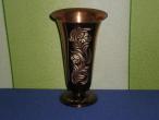 Daiktas Labai grazi bronzine ranku darbo vazele (vaza) su raizytomis gelemis ir lapeliais