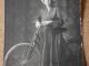 Daiktas Sena nuotrauka dama su dviračiu