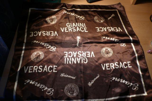 Daiktas Versace skarele:))