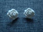 Daiktas Plastikiniai baltos rožės auskarai