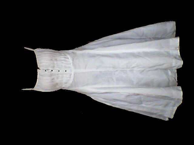 Daiktas lengva balta suknele