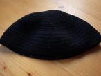 Daiktas trumpa juoda kepurėlė