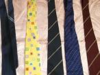 Daiktas naujos kaklaraiščių su etiketėmis