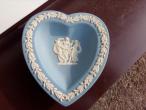 Daiktas Angliška Wedgwood biskvitinio porceliano širdelės formos lėkštutė su antikos motyvais. 