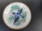 Daiktas Kinietiška rankom tapyta pakabinama porcelianinė lėkštutė su paukščiu. 