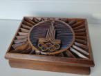 Daiktas Tarybinė medinė drožinėta papuošalų dėžutė su olimpiados emblema. 