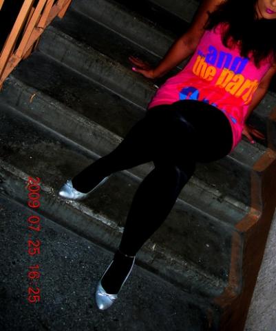 Daiktas rausva maikute ir batukai