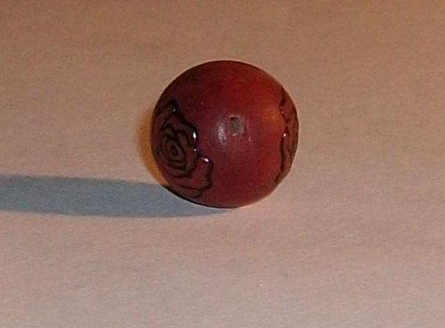 Daiktas didelis medinis karoliukas su rože