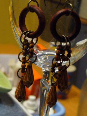 Daiktas auskarai. mediniai rutuliukai