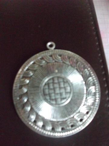 Daiktas metalinis pakabukas blynas :D