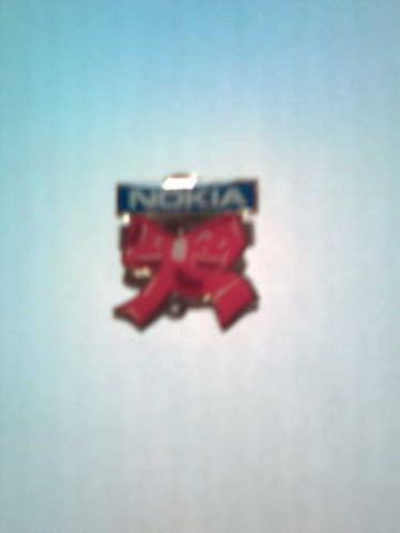 Daiktas nokia ženkliukas ant drabužių.