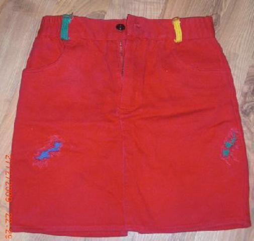 Daiktas raudonas zaismingas sijonukas plonutems 32/34 :]