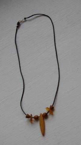 Daiktas pakabutis su gintaru