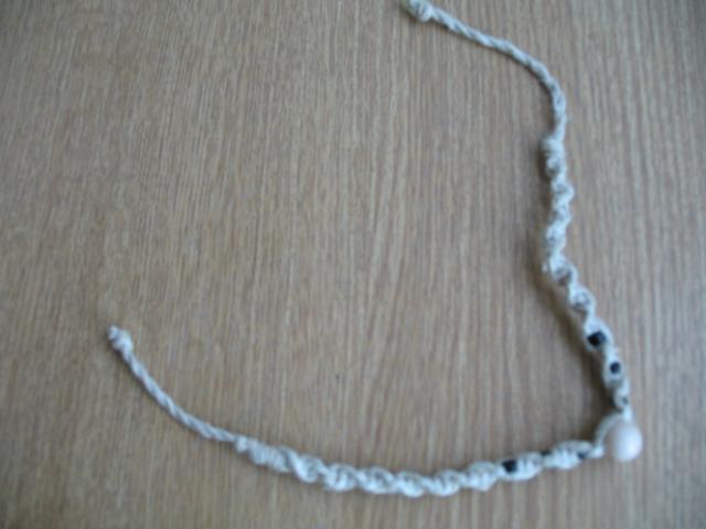 Daiktas pinta apyranke su akmenukais