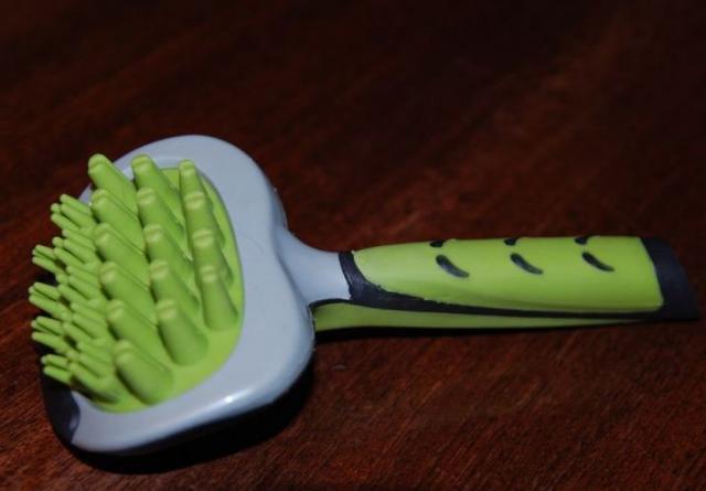 Daiktas Trumpaplaukių kačių šepetys su guminiais dantukais