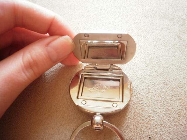 Daiktas raktu pakabukas is Londono su veidrodeliu ir 