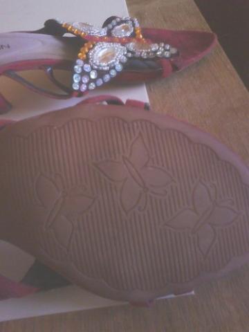 Daiktas bateliai ant nedidelio kulniuko is zygio batu