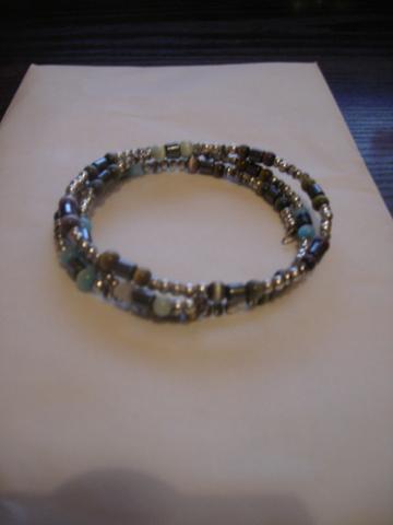 Daiktas apyrankė ant vielutės