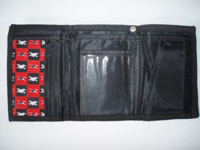 Daiktas Pinigine su kaukolytem :)