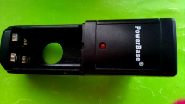 Daiktas baterijų įkroviklis