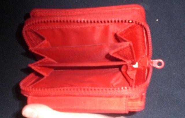 Daiktas Raudona pinigine