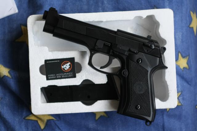 Daiktas Berreta M9 airsoft pistoletas - spring, daug metalinių dalių