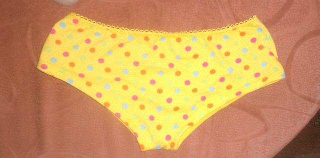 Daiktas geltonoi triusikeliai su burbuliukais