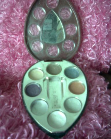 Daiktas akiu seseliai ivairiu spalvu