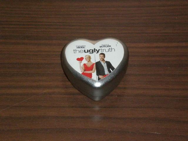 Daiktas Maza metaline dezute su filmo ,,The ugly truth'' afisa (sirdeles formos)