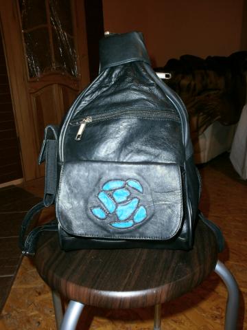 Daiktas Odinė rankinė/kuprinėlė.