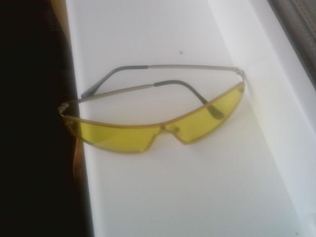 Daiktas geltoni akinukai