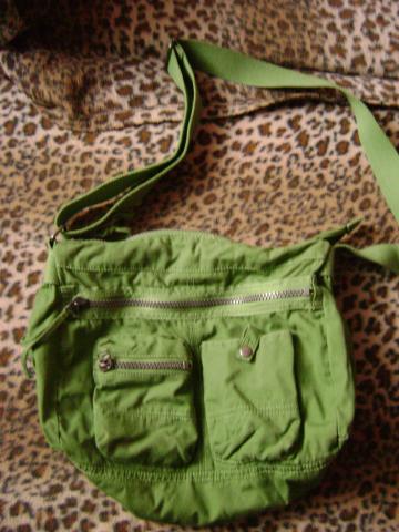 Daiktas Tamsiai salotinis rankinukas per peti.