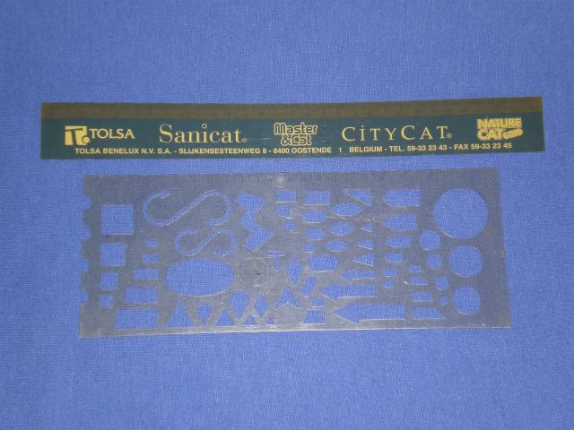 Daiktas 2 plastikines liniuotes: 30cm ir figurine