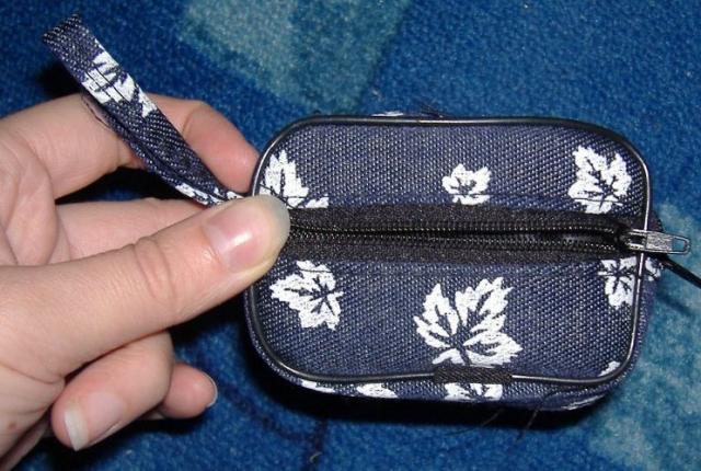 Daiktas L. mažas tašiukas- kosmetinė :)