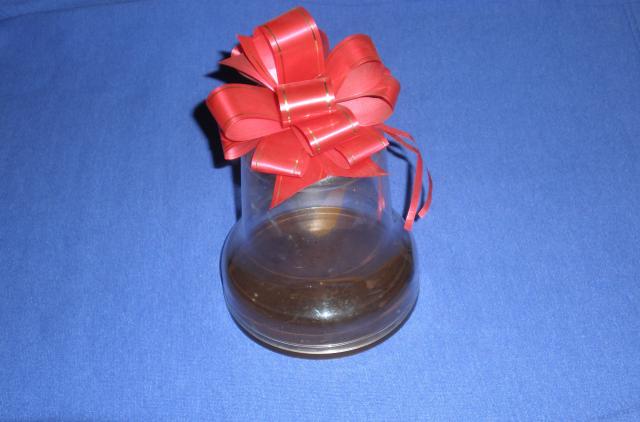 Daiktas Varpelio formos plastikinis indelis su kaspinu (kaledine puosmena)