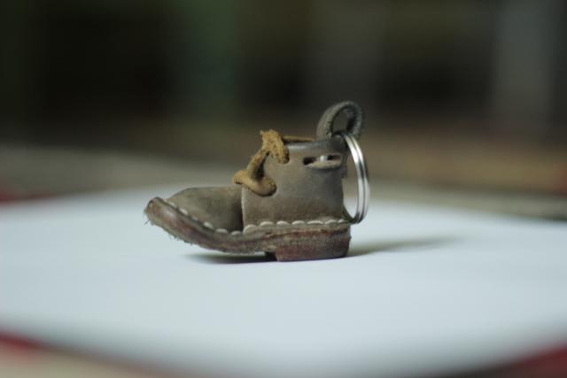 Daiktas odinis pakabukas "batukas"