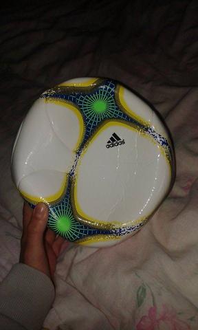 Daiktas Futbolo Adidas kamuolys!!