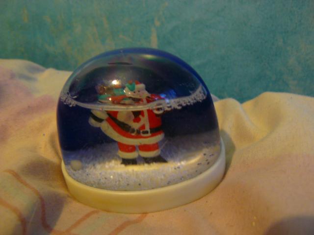 Daiktas Kalėdų senelis ale sniege :D