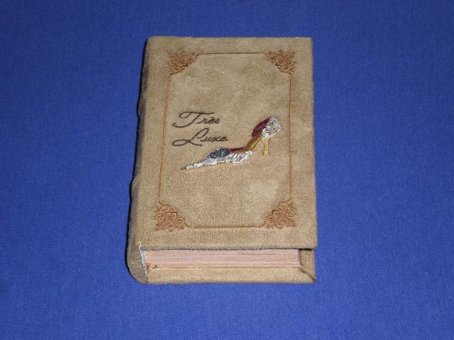 Daiktas Senovine atsidaranti knygele - sleptuve su minkstu virseliu ,,Tres Luxe''