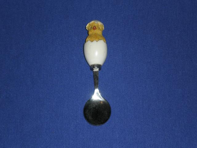 Daiktas Grazus senovinis saukstelis su is kiausinio besiritanciu visciuku