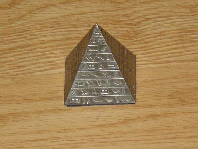 Daiktas Idomi atsidaranciu virsum metaline piramide