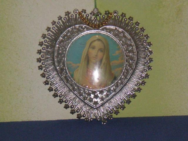 Daiktas Krikscioniskos religijos pavekslelis plastikineje sirdyje marija