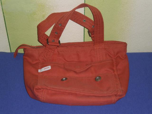 Daiktas Raudona medziagine tasyte rankine