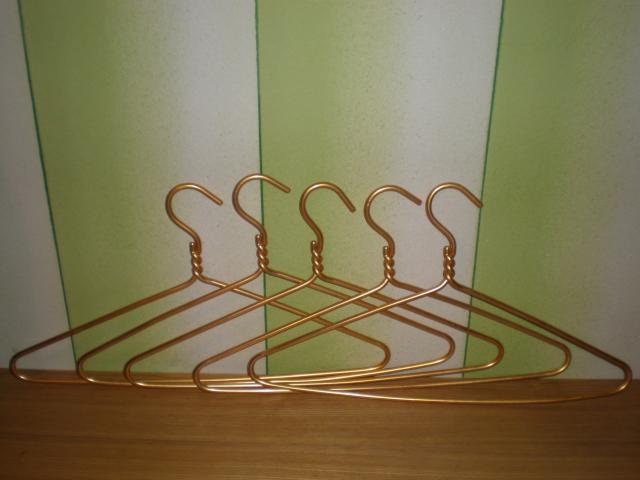 Daiktas 5 metalines gelsvos aukso spalvos pakabos