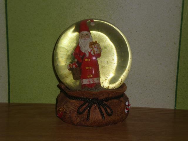 Daiktas Sniego gaublys su Kaledu seneliu viduje ir dovanomis