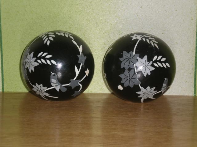 Daiktas Kaledu rutuliai dedami po eglute, ispaisyti pauksciais ir gelemis