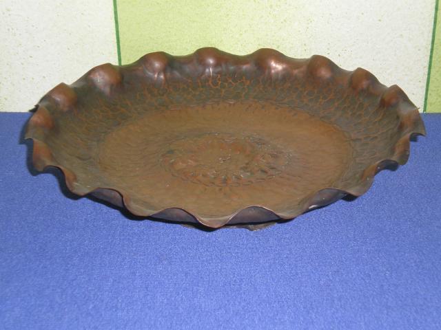 Daiktas Bronzine lekste ant kojeles vaisiams, sausainiams, saladainiams, riesutams