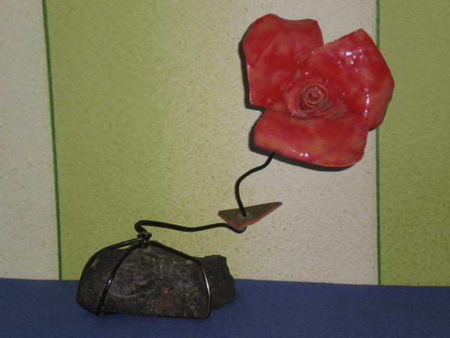 Daiktas Ranku darbo keramikine gele pritvirtinta ant akmens