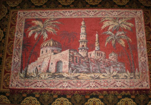 Daiktas Senovinis didelis sienos kilimas su arabisku pastatu motyvais, turkiski minaretai, palmes, pastatai